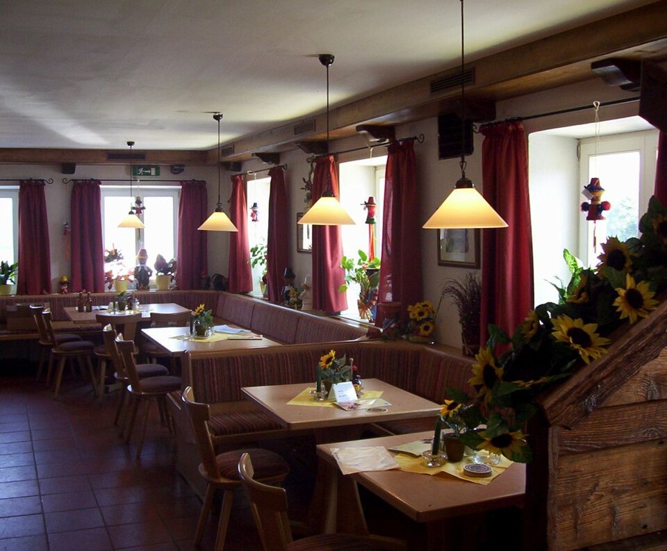 Datei:Dinkelbräu Gaststube August 2004.jpg